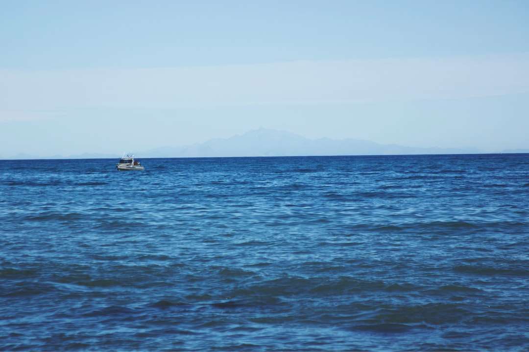 Biała łódź na morzu w ciągu dnia puzzle online
