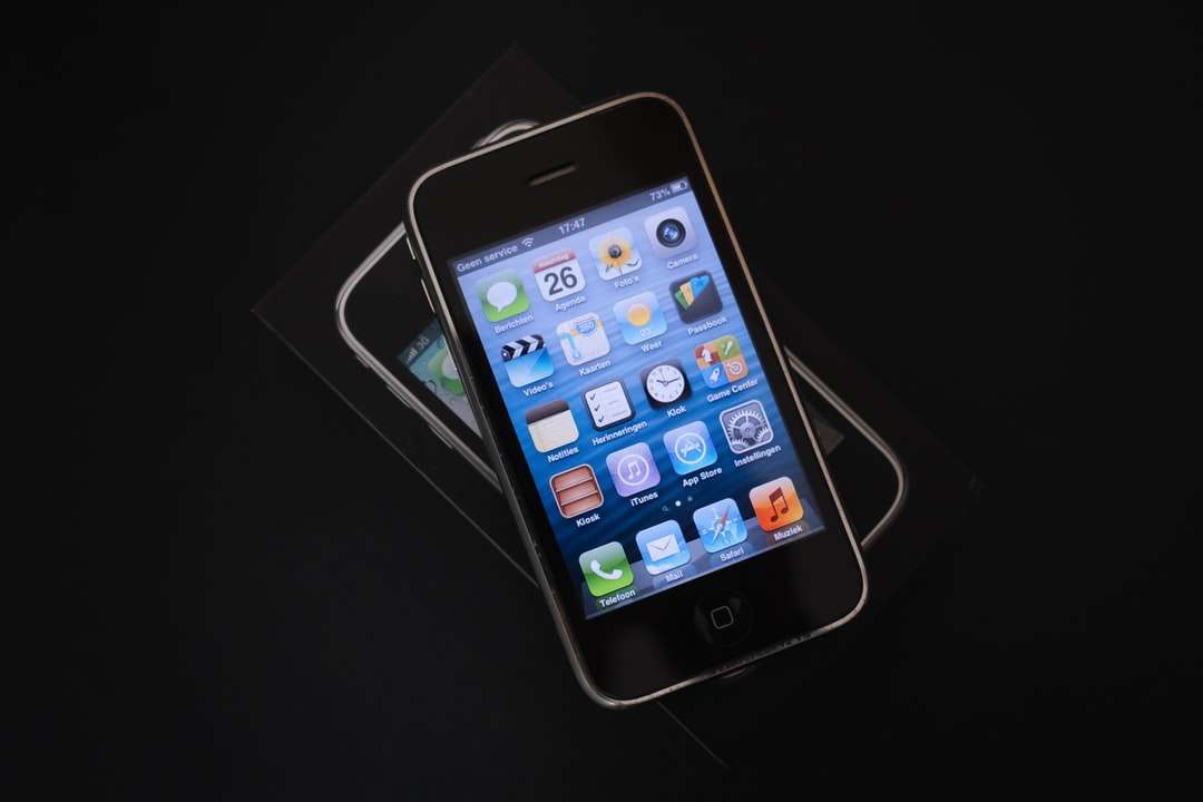 Czarny iPhone 4 na białym stole puzzle online