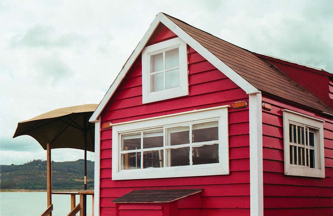 Czerwony dom na brzegu jeziora - Kolumbia puzzle online