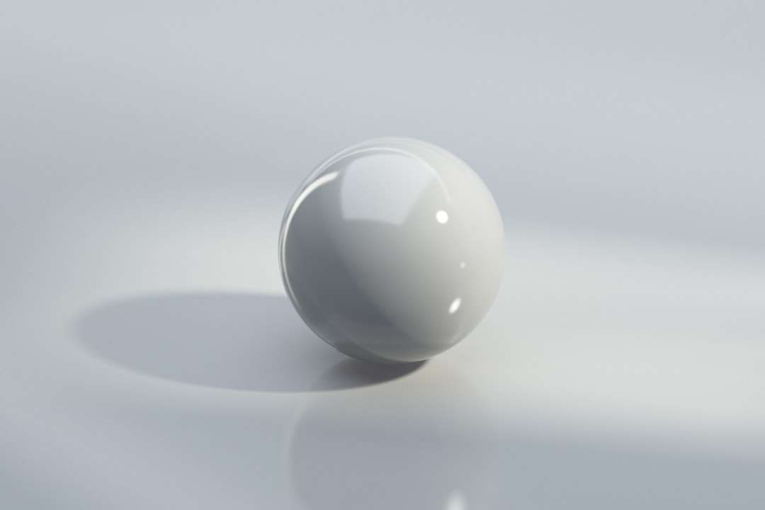 Białe jajko na białej powierzchni puzzle online