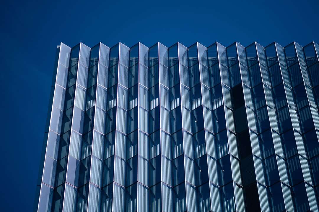 Niebieski i biały betonowy budynek puzzle online