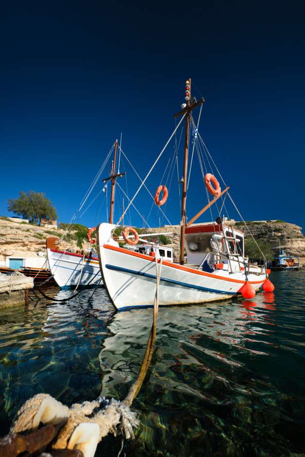 Łódź rybacka na greckiej wyspie puzzle online