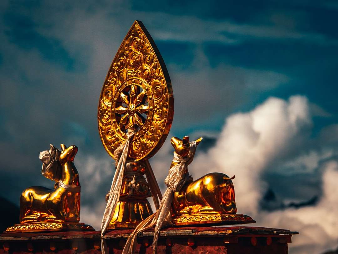 Złoty i złoty statua smoka pod zachmurzonym niebem w ciągu dnia puzzle online