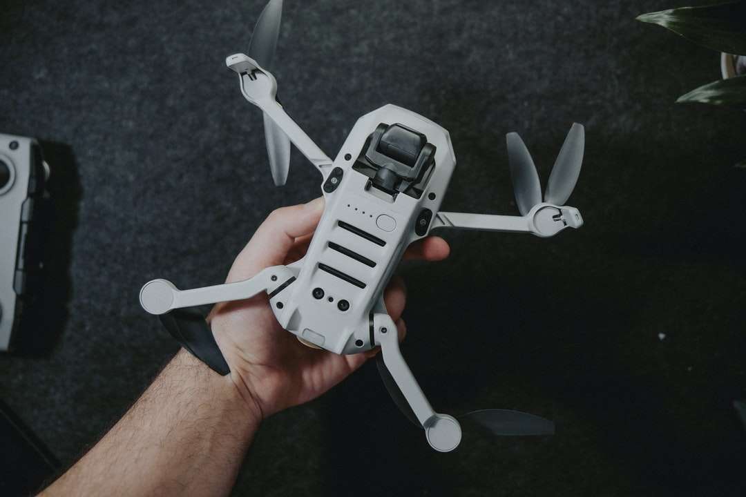 czarno-szary dron na dłoni osoby puzzle online