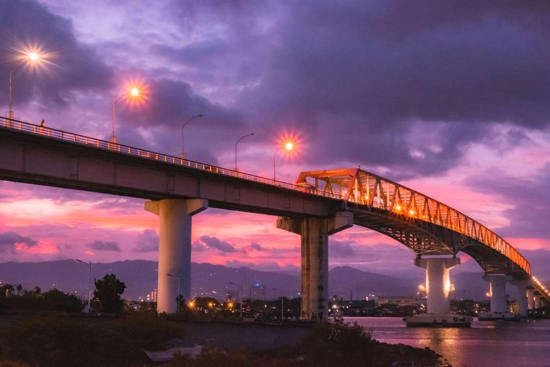Biały most nad rzeką w nocy puzzle online