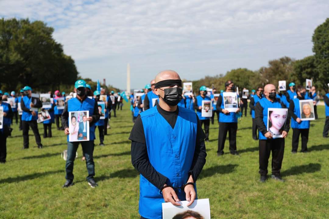 mężczyzna w niebieskiej koszuli z długim rękawem w czarnych okularach przeciwsłonecznych puzzle online