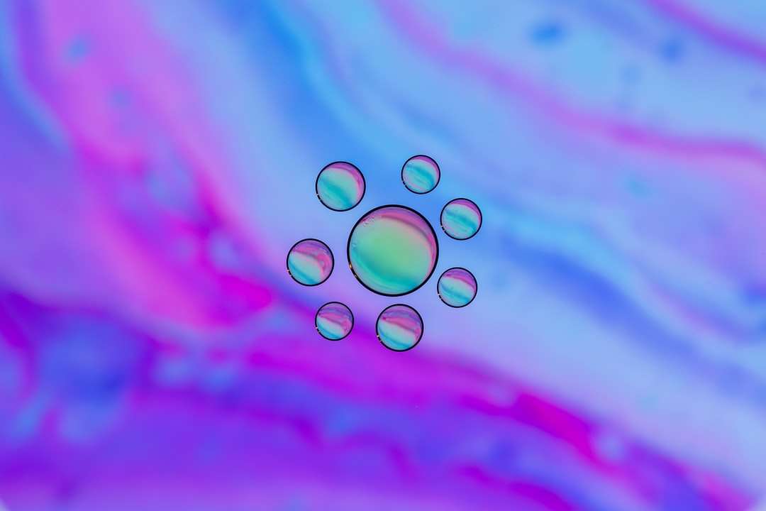 Purpurowe i niebieskie kropelki wody puzzle online