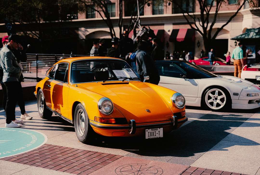 Żółty Porsche 911 Zaparkowany na ulicy w ciągu dnia puzzle online