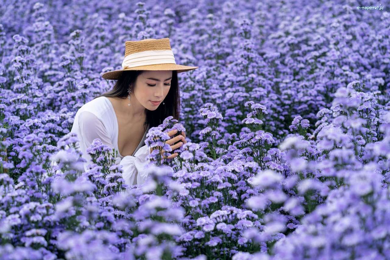 Dziewczyna z purpurowymi kwiatami puzzle online