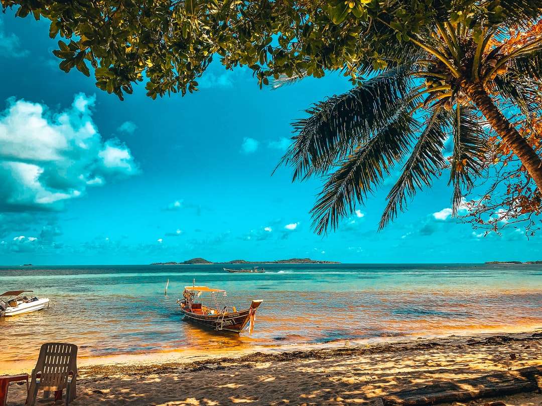 Brown łódź na plaży w ciągu dnia puzzle online