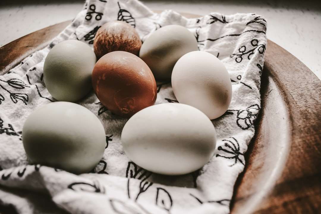 Białe i brązowe jajko na białej i brązowej tkaninie puzzle online
