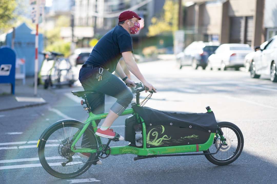 Mężczyzna w niebieskiej i czerwonej koszuli jazda na zielonym bicyklu puzzle online