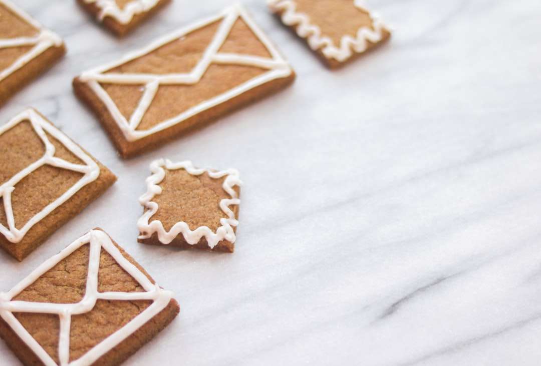 Brown gwiazda w kształcie ciasteczka na białym włókiennictwie puzzle online