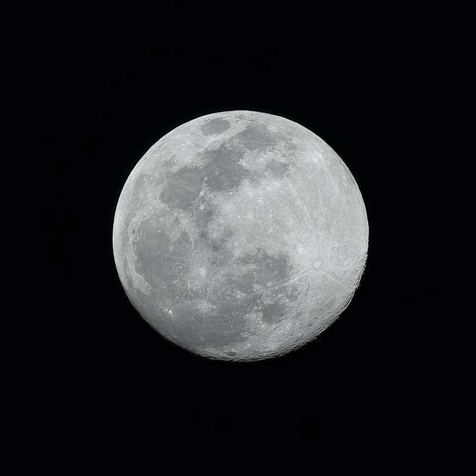 Księżyc w pełni w ciemnym nocnym niebie puzzle online