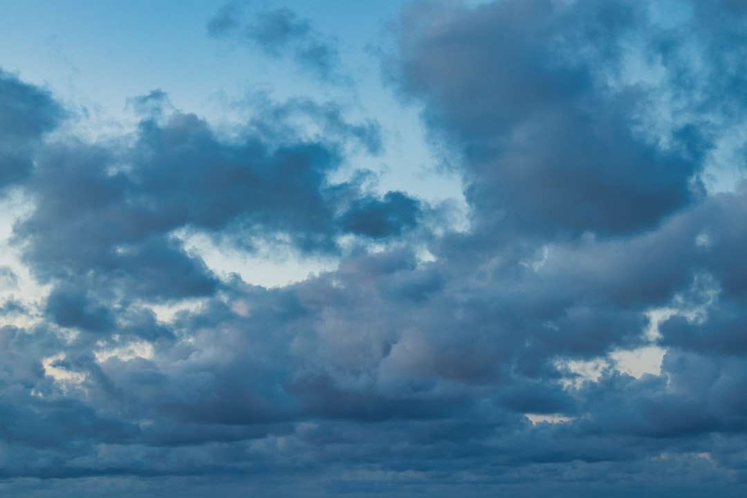 Białe chmury i błękitne niebo w ciągu dnia puzzle online