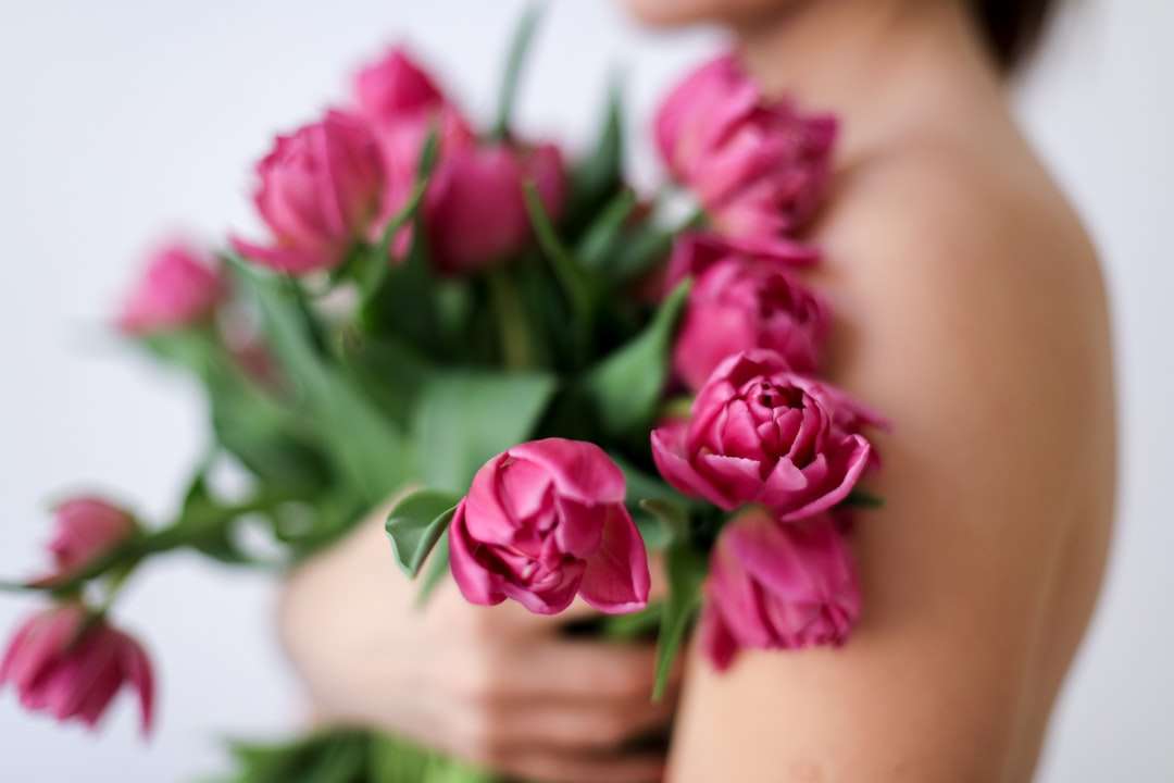 Różowe róże na okrążaniu osób puzzle online