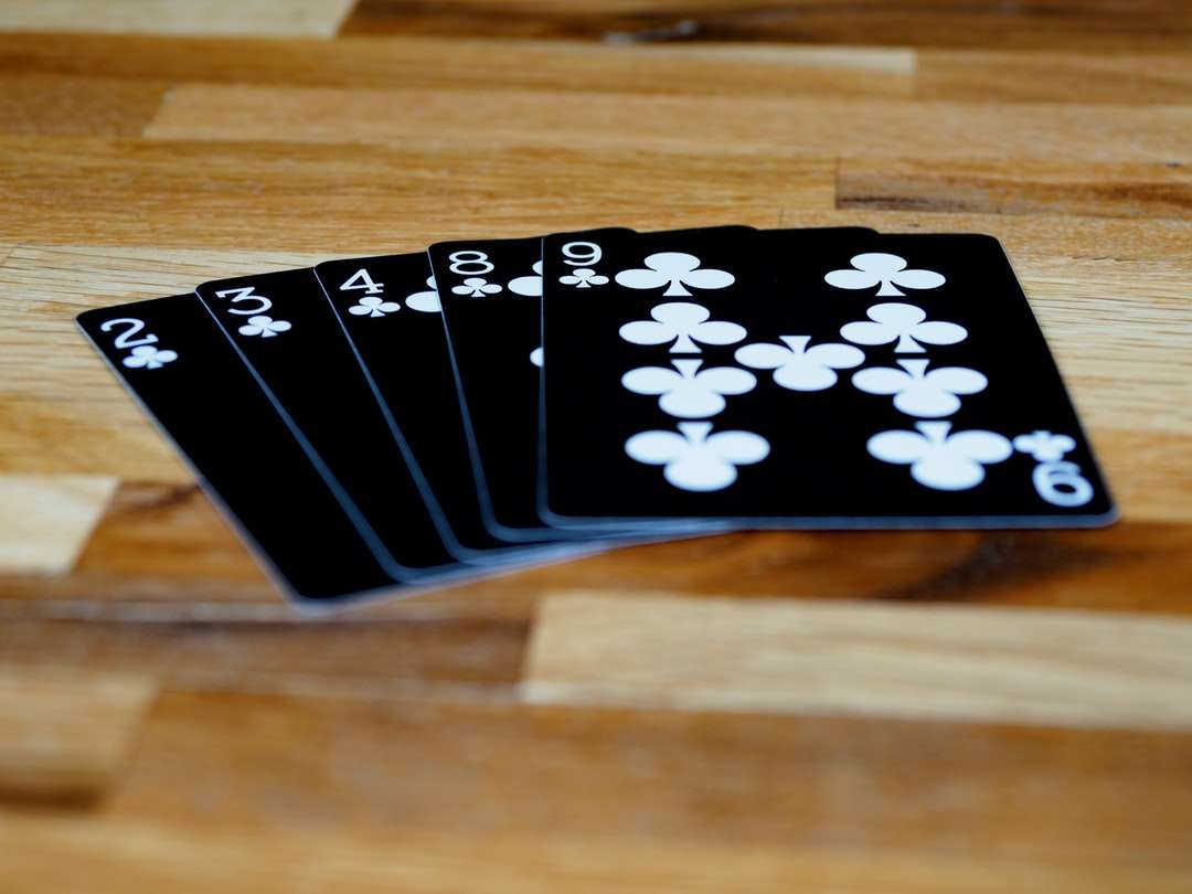 czarno-biała karta do gry na brązowym drewnianym stole puzzle online