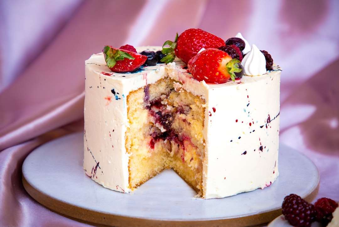 Truskawkowy tort na białym ceramicznym talerzu puzzle online
