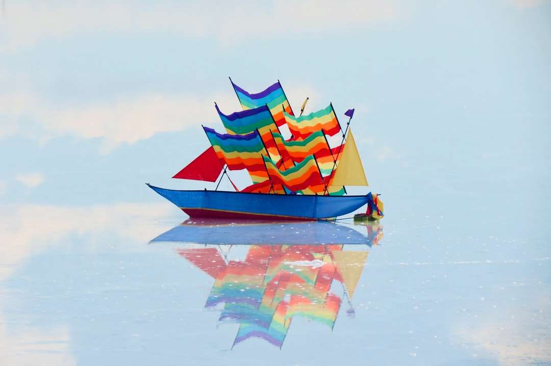 Czerwona i żółta łódź na wodzie puzzle online