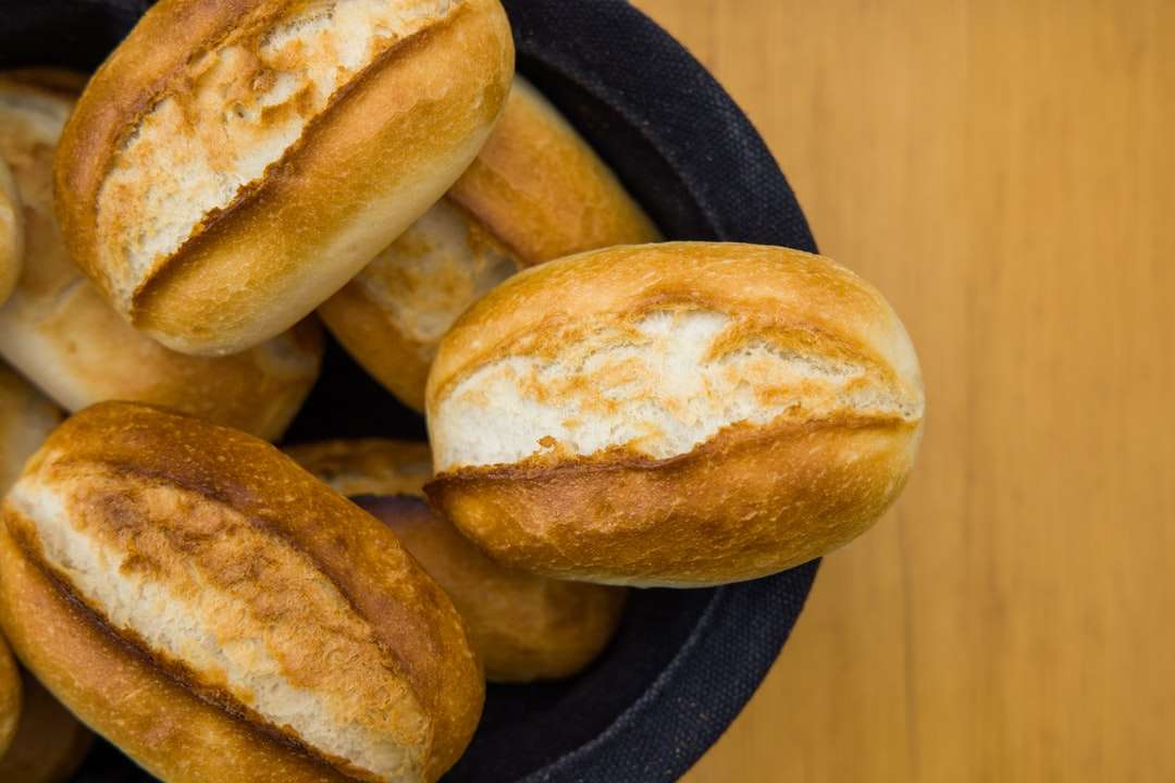 Brązowy chleb na czarnym talerzu puzzle online