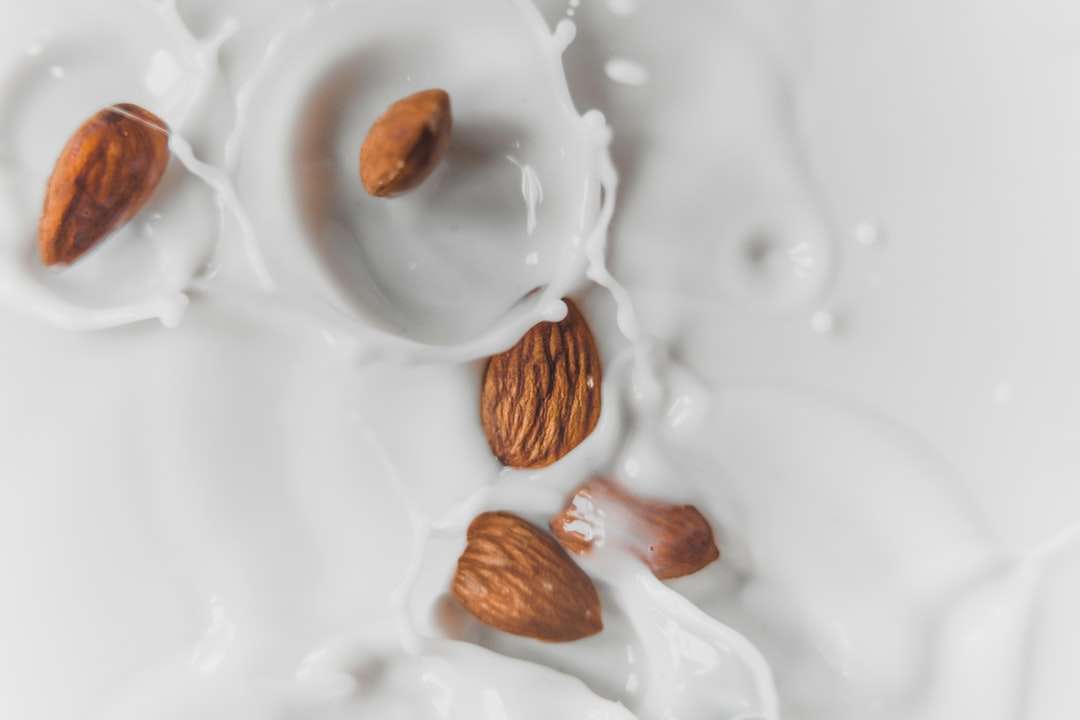 brązowo-biała czekolada na białym talerzu ceramicznym puzzle online