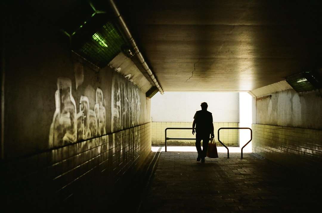 sylwetka mężczyzny idącego korytarzem puzzle online