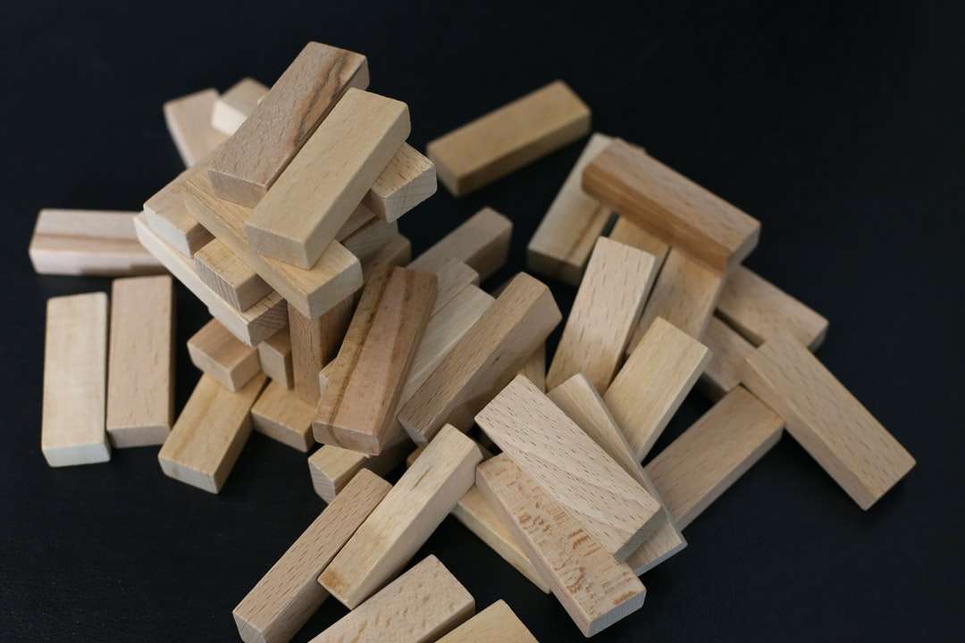 brązowe drewniane klocki na czarnej powierzchni puzzle online