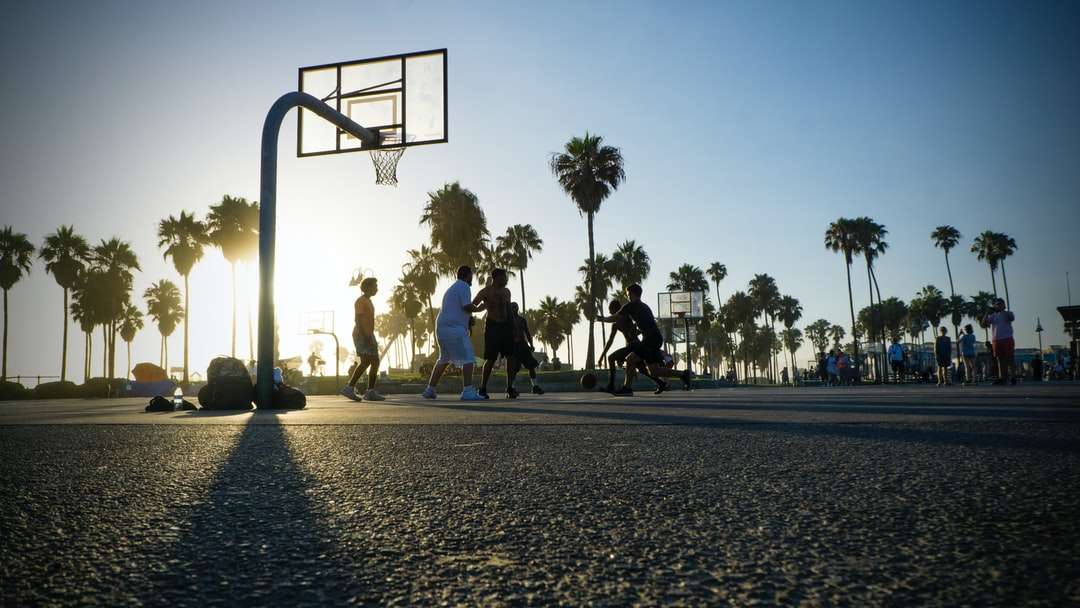 Ludzie chodzący na boisku do koszykówki w ciągu dnia puzzle online