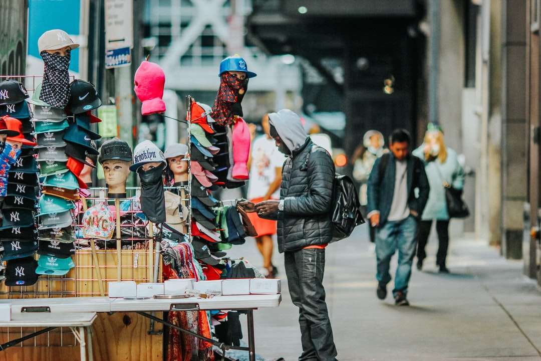 ludzie w czarnej kurtce i czerwonym kasku jeżdżą puzzle online