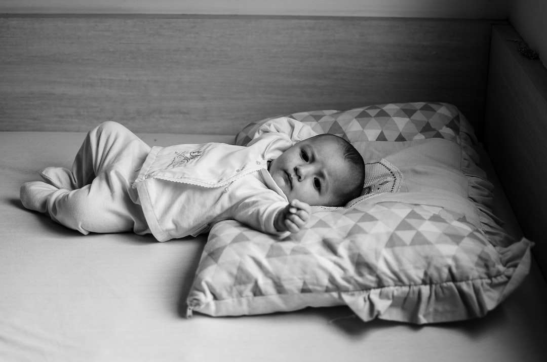 Skala szarości Zdjęcie dziecka leżącego na łóżku puzzle online