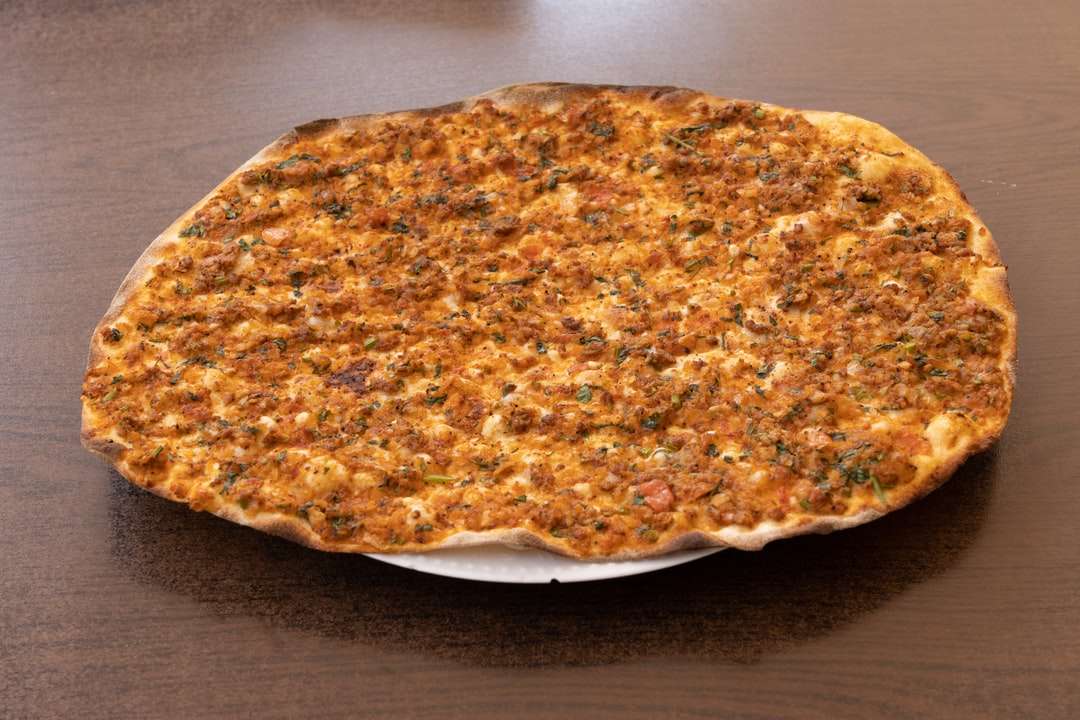 Brązowa i biała pizza na białej płytce ceramicznej puzzle online