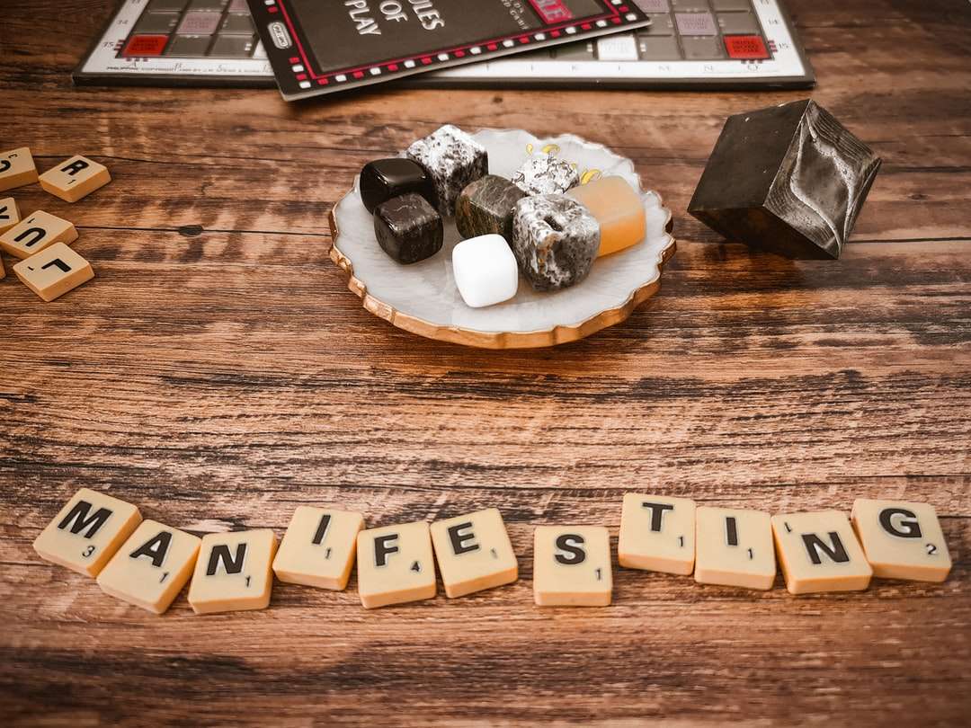 Bigné del cioccolato bianco e marrone sulla tavola di legno marrone puzzle