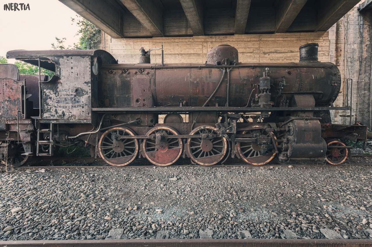 Opuszczona lokomotywa parowa puzzle online
