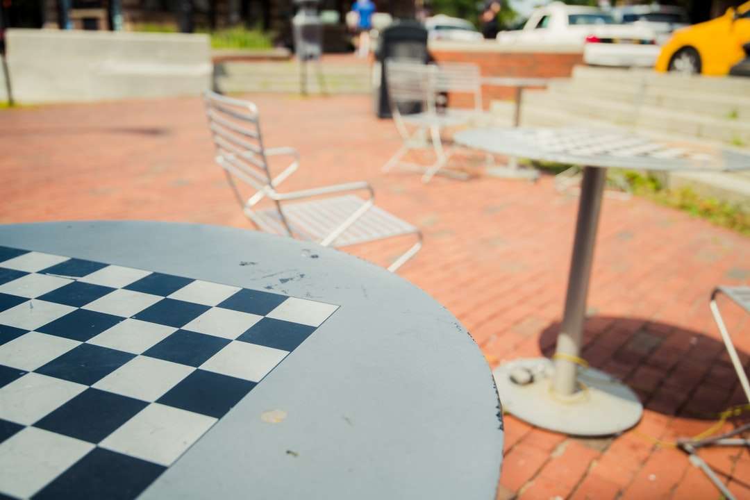 biały okrągły stół na brązowej betonowej podłodze puzzle online