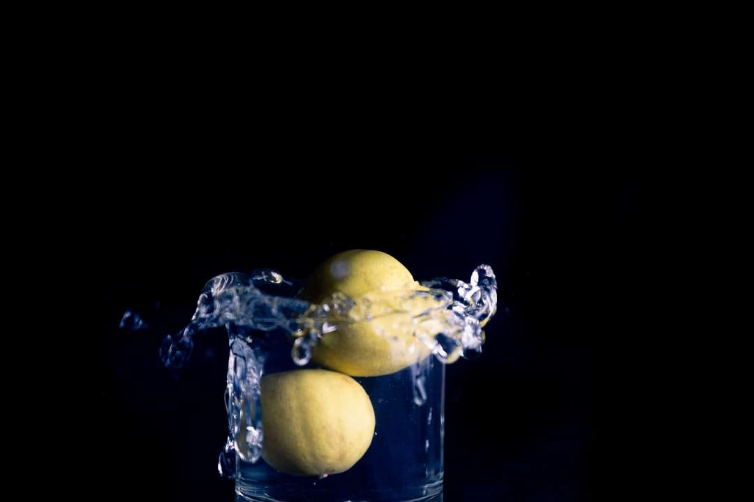 żółte owoce w przezroczystym szklanym pojemniku puzzle online