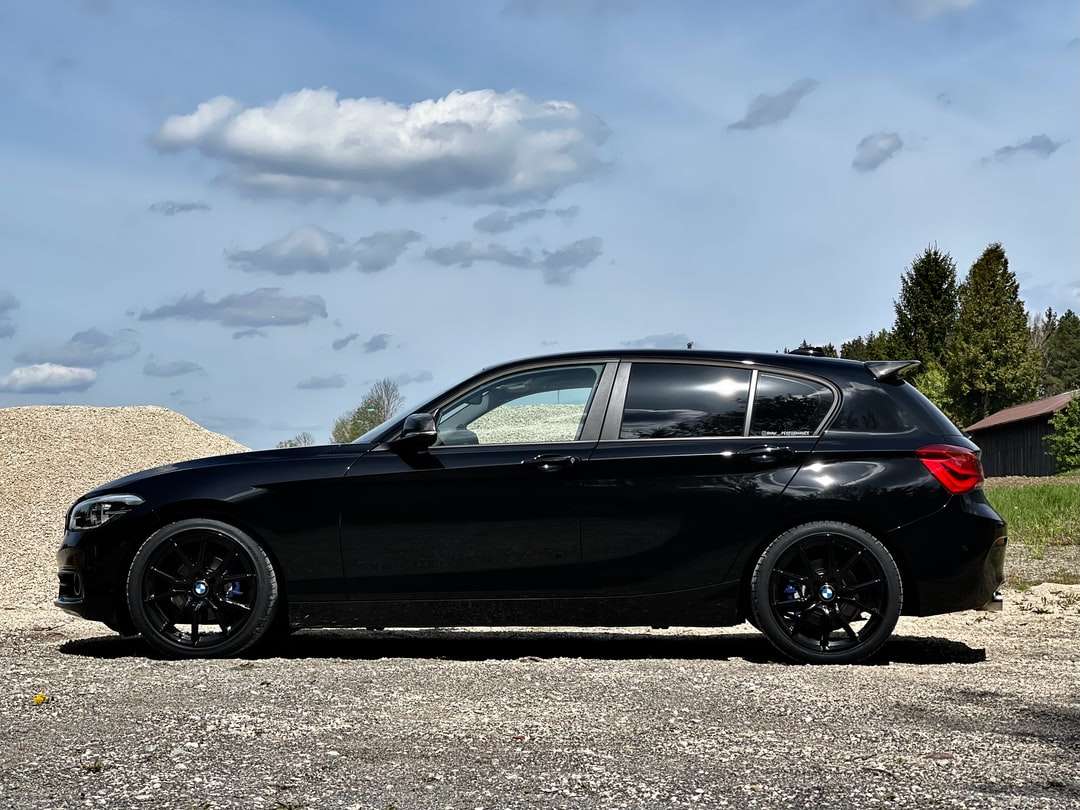 Czarny sedan na szarej drogi asfaltowej puzzle online