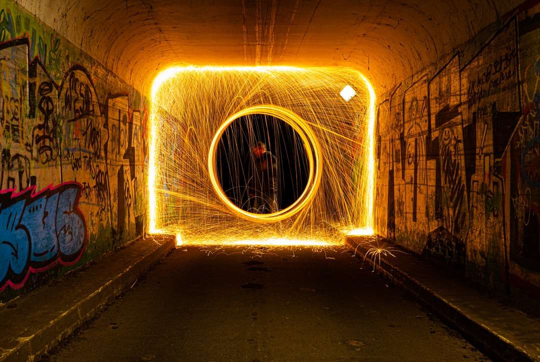Tunnel med ljus påstart under natten pussel