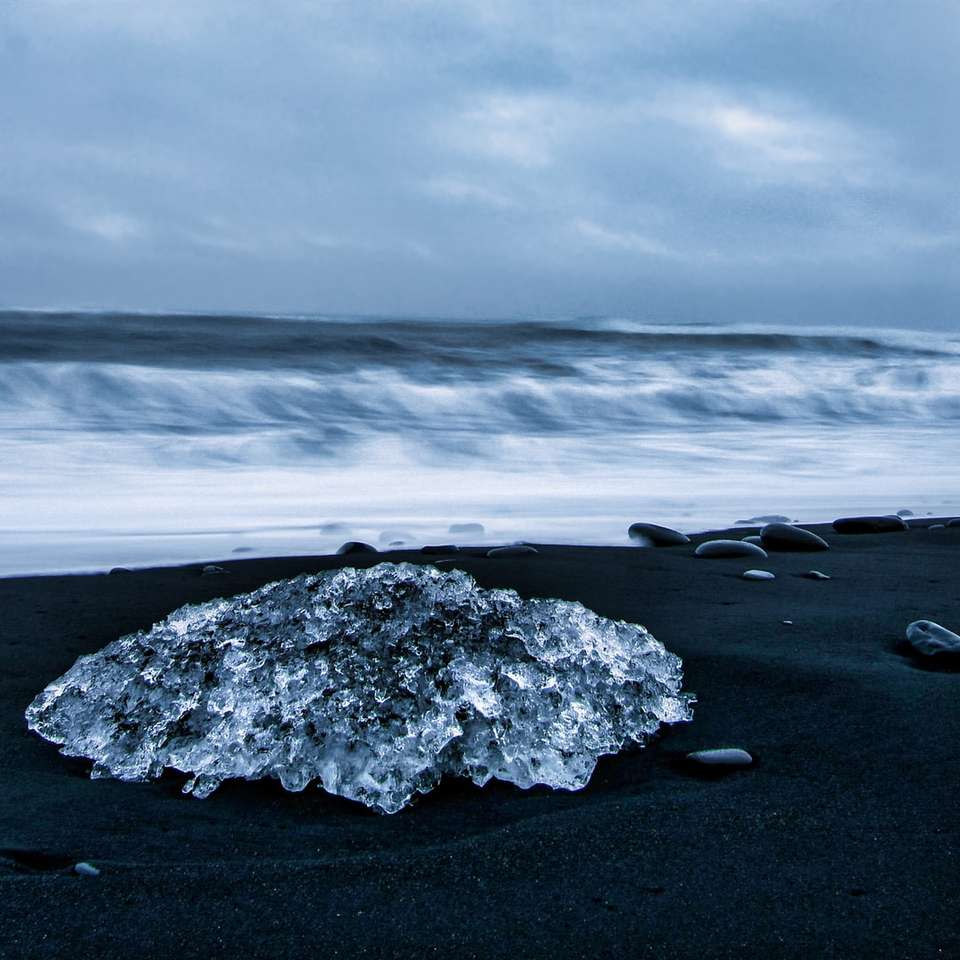 Szara i biała skała na brzegu morza puzzle online