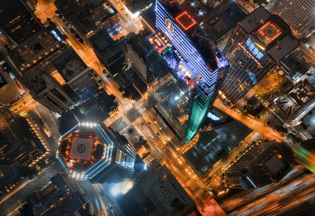 Widok z lotu ptaka budynków miejskich w nocy puzzle online
