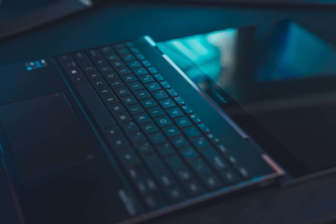 czarno-niebieski laptop puzzle online