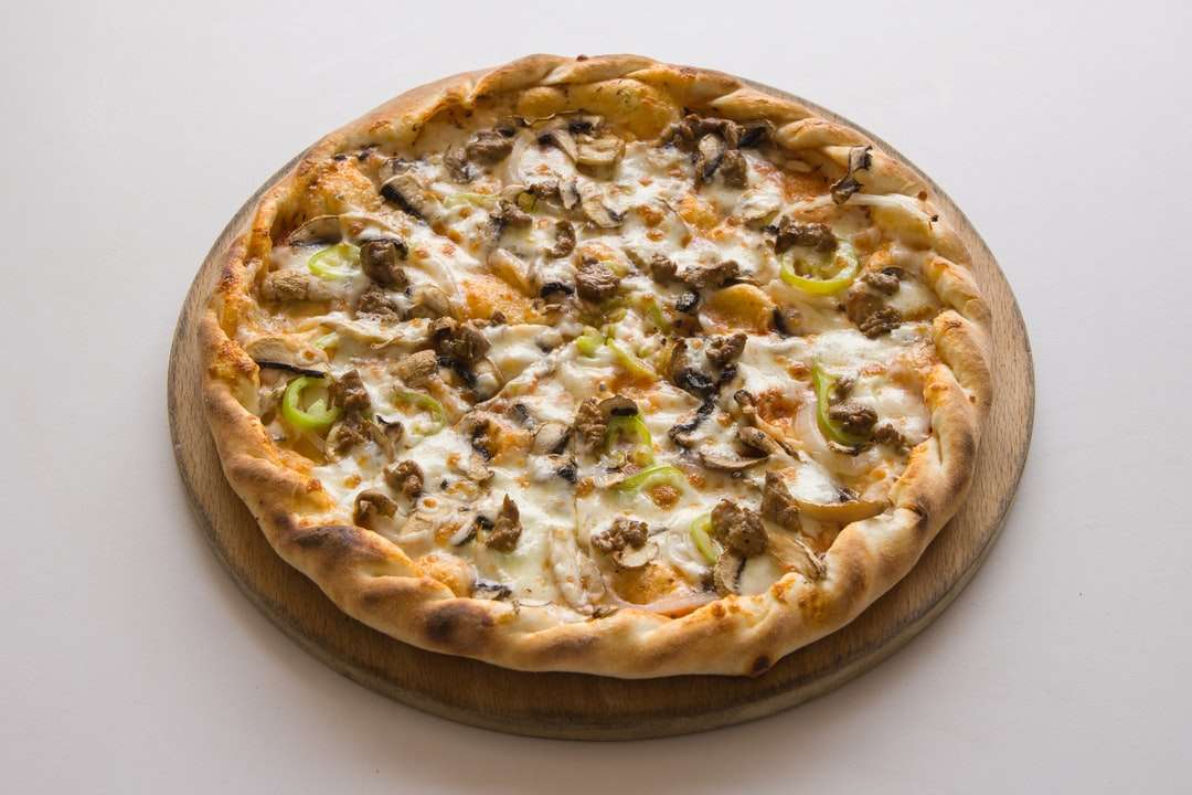 Pizza na białym ceramicznym płycie puzzle online