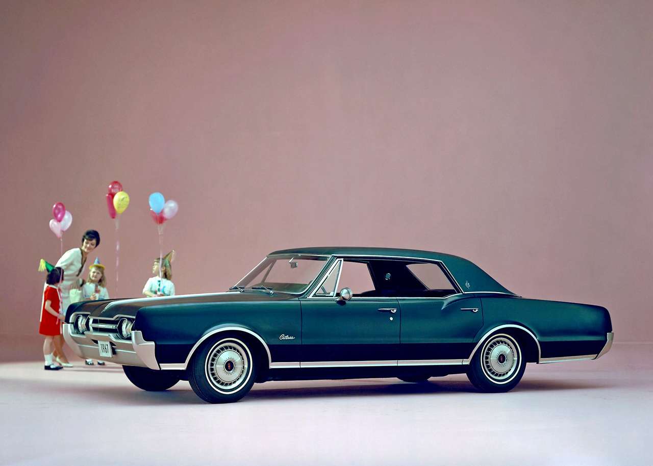 1967 Oldsmobile Cutlass Supreme Holiday Sedan puzzle online