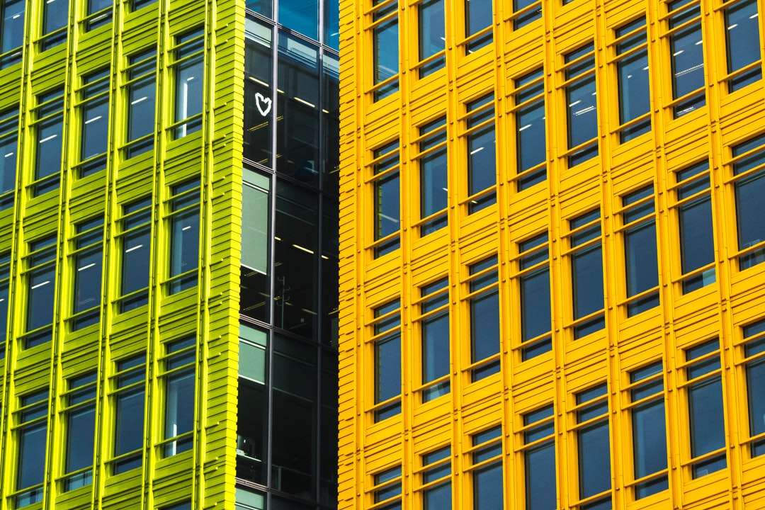 żółty i czarny budynek betonowy puzzle online