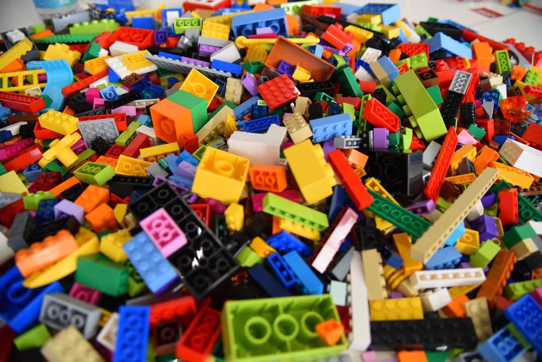 Zielone niebieskie i żółte bloki Lego puzzle online