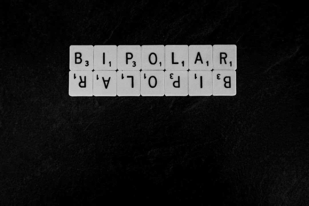 biały i czarny nadruk cyfr puzzle online