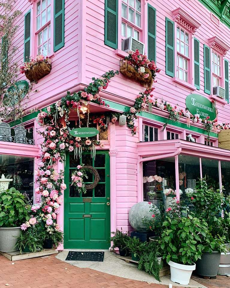 różowy dom w kwiatach puzzle online
