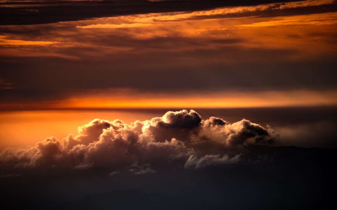 Chmury i chmury podczas zachodu słońca puzzle online