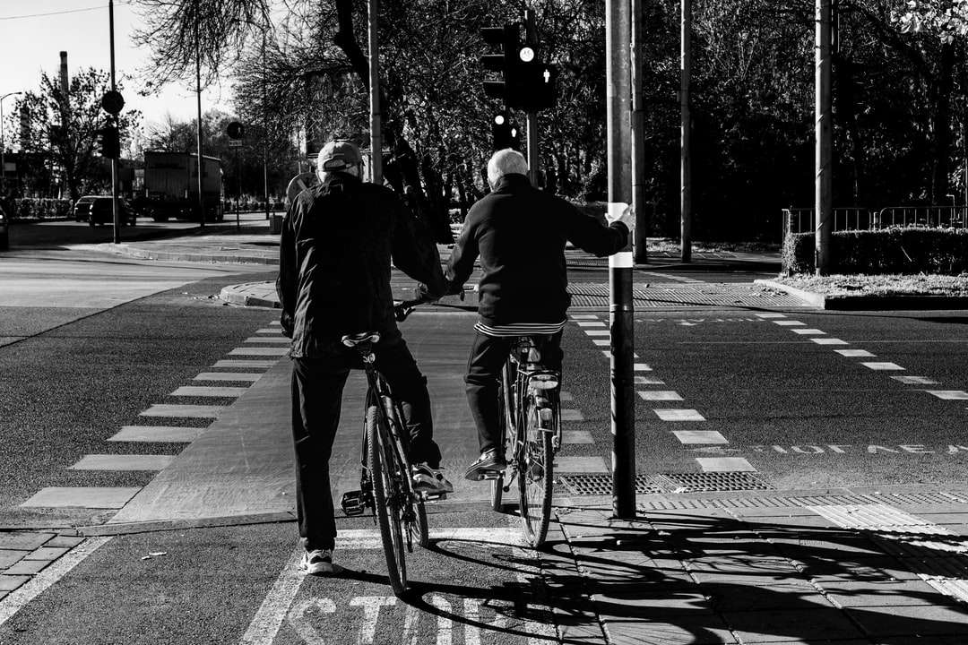 Skala szarości Zdjęcie ludzi jazdy na rowerze na drodze puzzle online