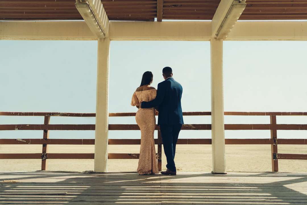 mężczyzna i kobieta stojący na drewnianym doku w ciągu dnia puzzle online