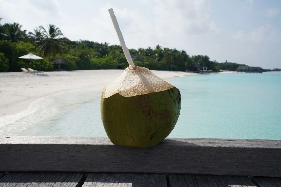 Owoce kokosowe na brązowym drewnianym stole puzzle online